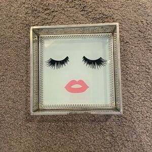 Elegant Makeup Storage Box with Pink Lips Design